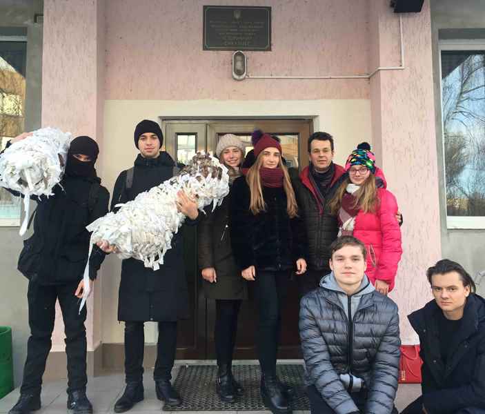 Волонтери історичного факультету на фоні альма-матер